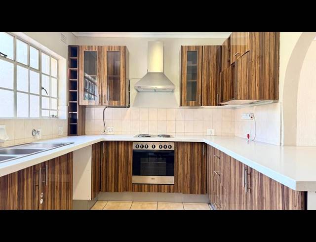 2 BEDROOM APARTMENT FOR SALE IN BRYANSTON